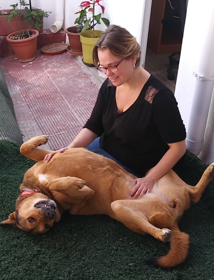 Cuidadora dando mimos a perro en terraza Hotel Canino Churriana
